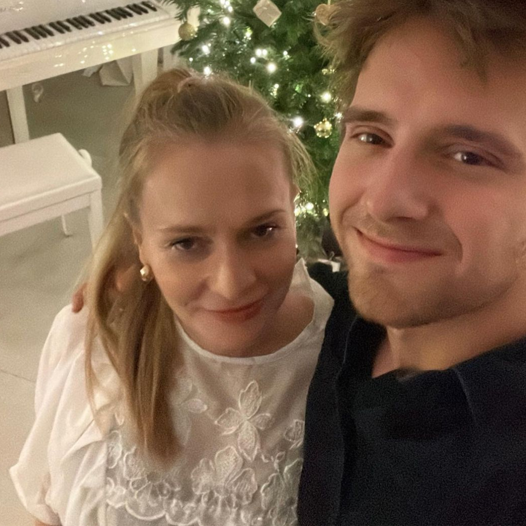 53-letnia mama Macieja Musiała w modnych spodniach. „Są dobre nie tylko dla nastolatek”